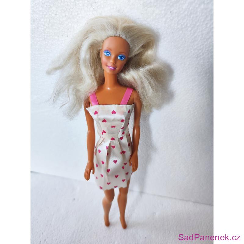 Barbie v šatech se srdíčky