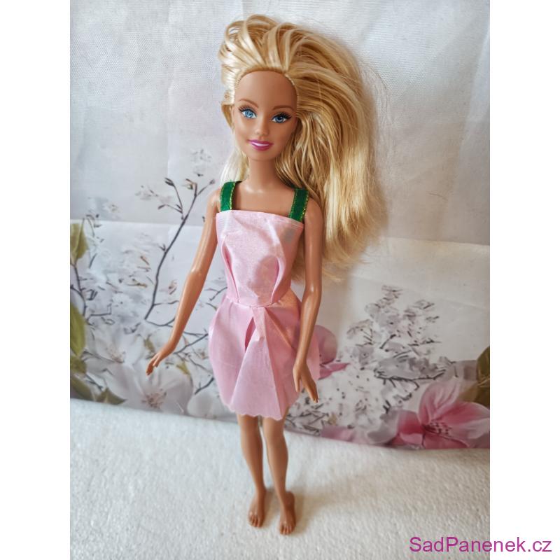 Plážová Barbie blondýnka