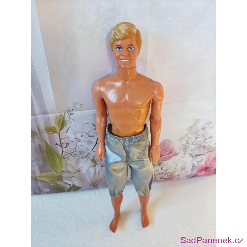Starší blond Ken
