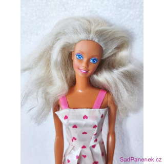 Barbie v šatech se srdíčky