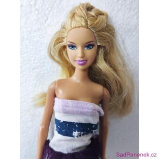 Plážová Barbie blondýnka