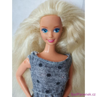 Barbie v šatech s puntíky
